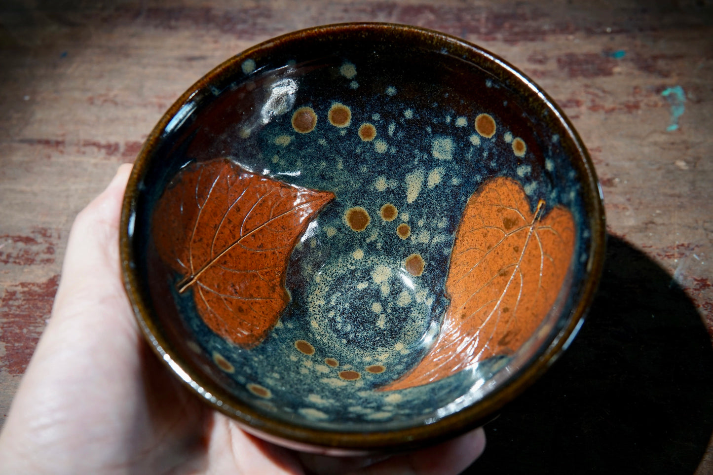 Real leaves inserted into the black porcelain made by master Cai Bingsheng who’s at his 70’s