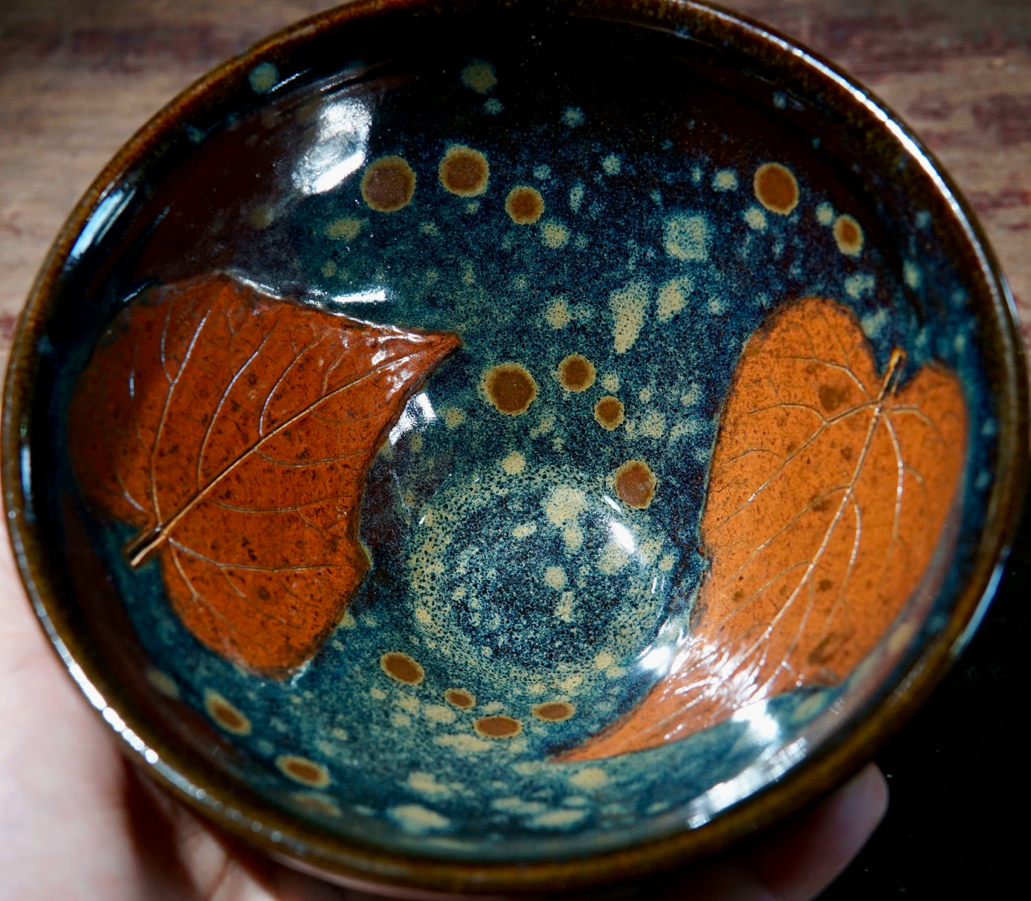 Real leaves inserted into the black porcelain made by master Cai Bingsheng who’s at his 70’s