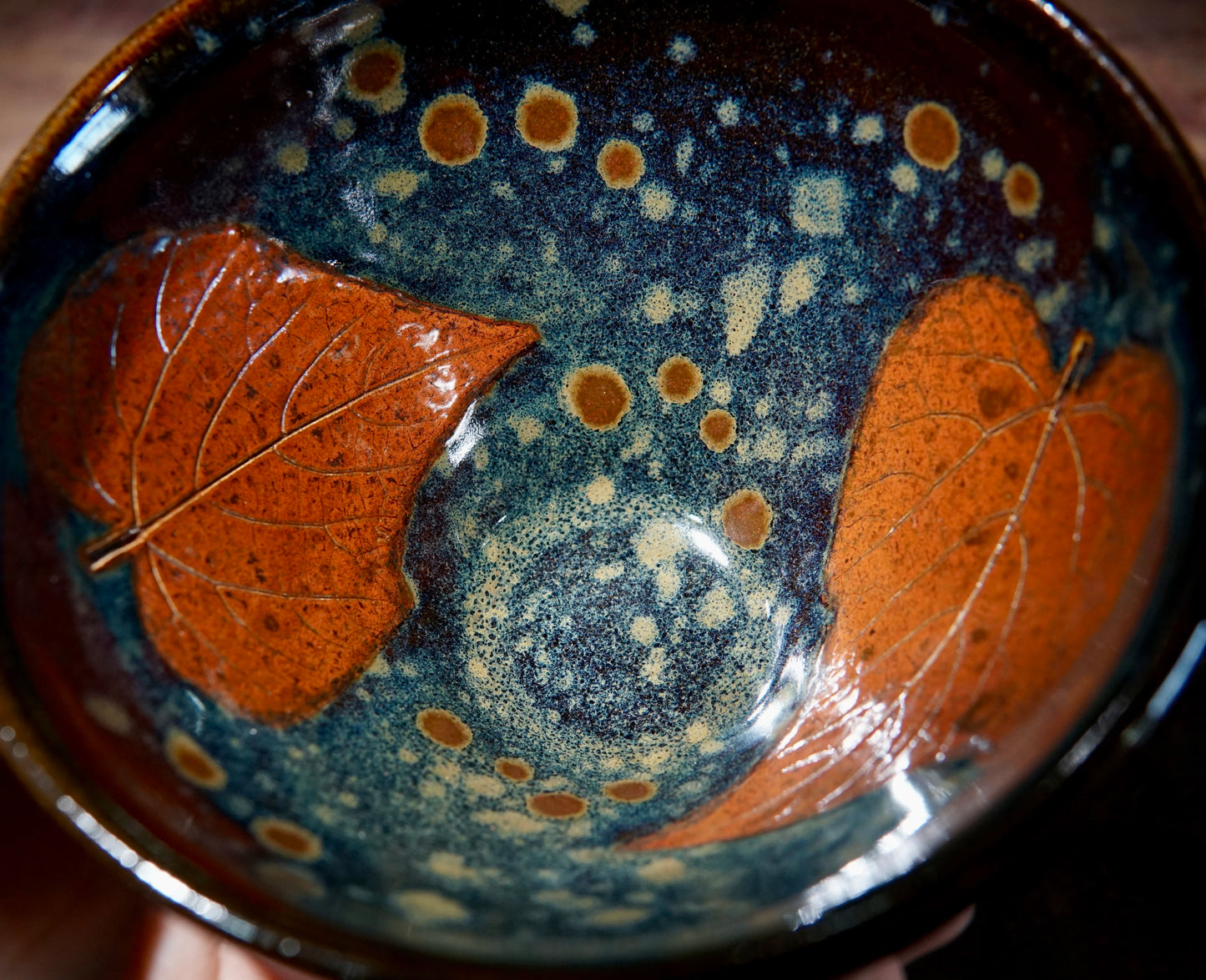 Real leaves inserted into the black porcelain made by master Cai Bingsheng who’s at his 70’s