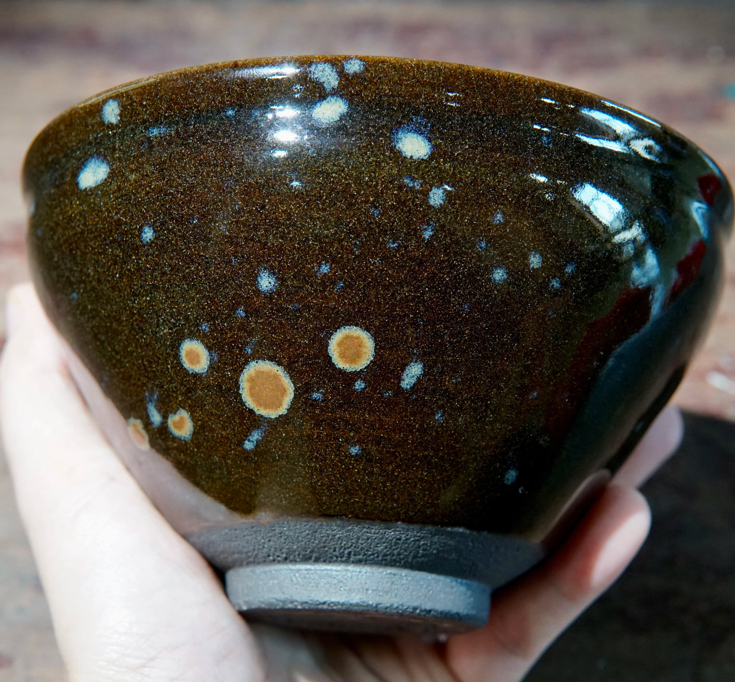 Real leaves inserted into the black porcelain made by master Cai Bingsheng who’s at his 70’s