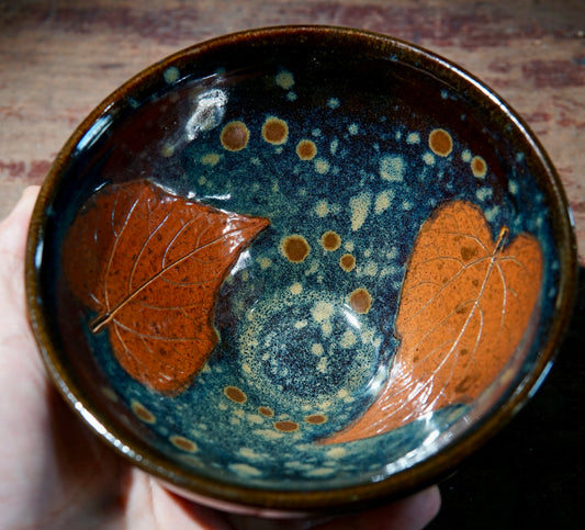 Real leaves inserted into the black porcelain made by master Cai Bingsheng who’s at his 70’s